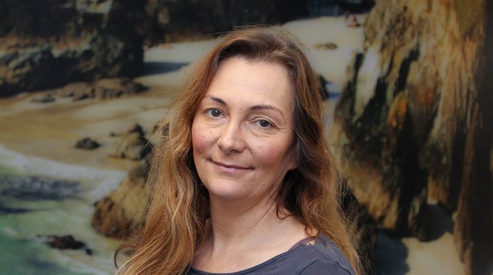 a photo of a woman