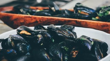 bowl of cooked mussels