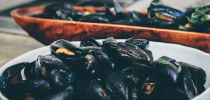 bowl of cooked mussels