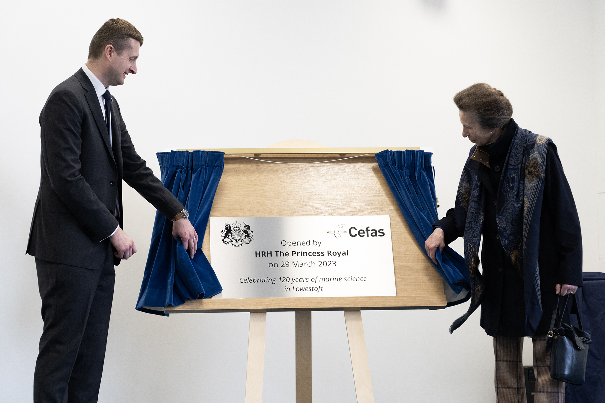 The Princess Royal unveiling the commemorative plaque alongside Neil Hornby (Cefas CEO)